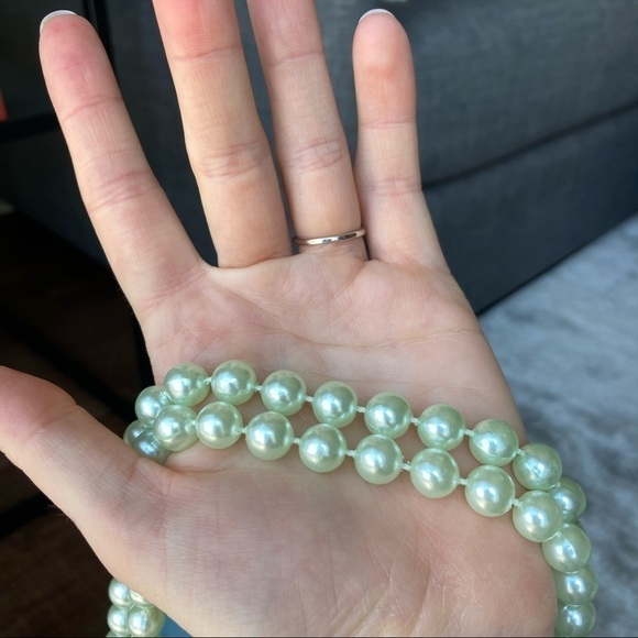 *2/$15* Vintage Mint Green Faux Pearl Necklace - Picture 3 of 4